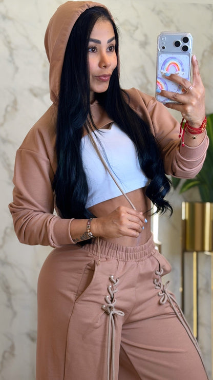 Conjunto 3 piezas · Hoodie, top y pantalón